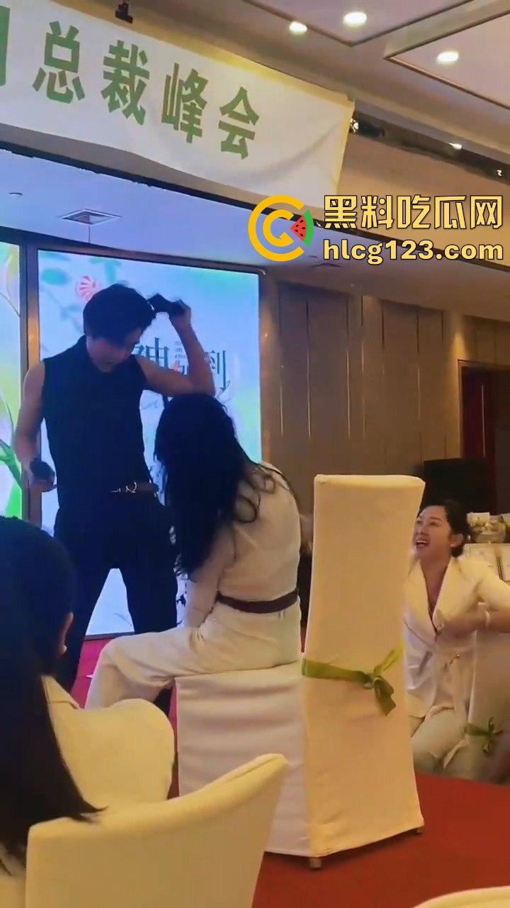 富婆中秋团建骚操作上线！点男模跳个擦边舞，晚上床上再深入交流业绩目标？  第2张