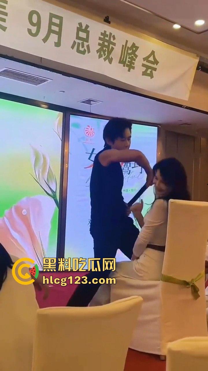 富婆中秋团建骚操作上线！点男模跳个擦边舞，晚上床上再深入交流业绩目标？  第3张