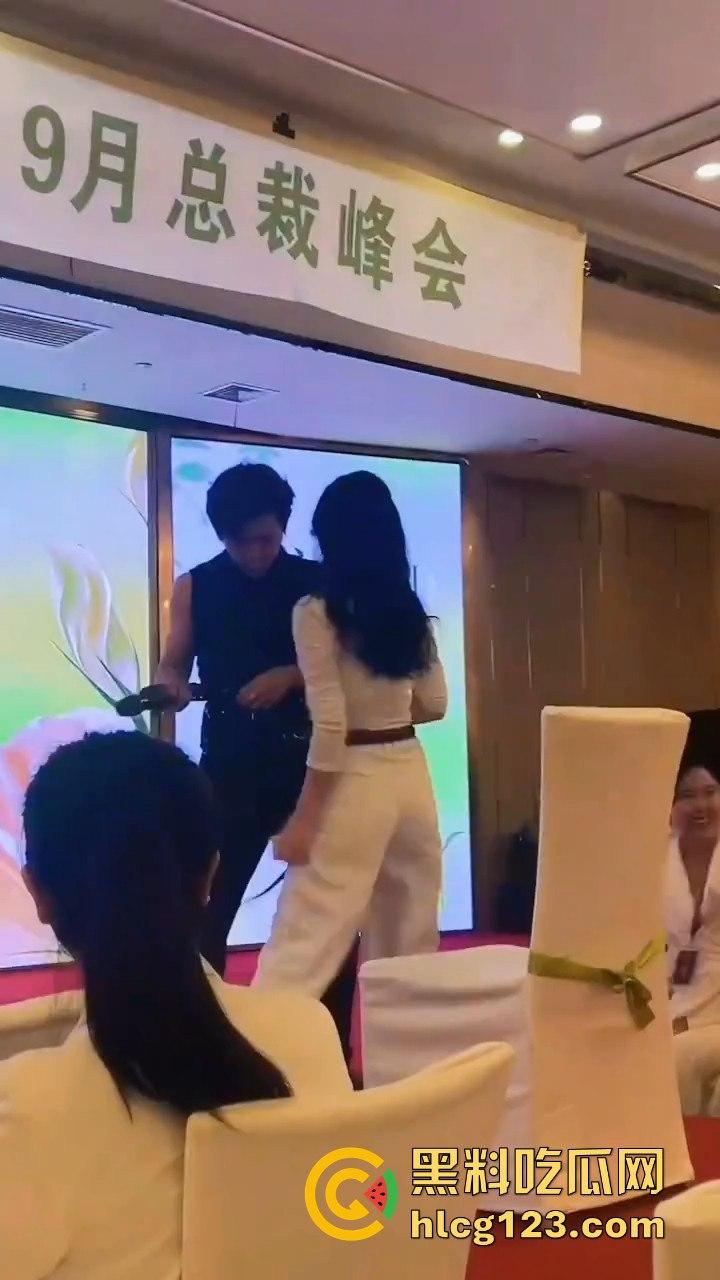 富婆中秋团建骚操作上线！点男模跳个擦边舞，晚上床上再深入交流业绩目标？  第4张