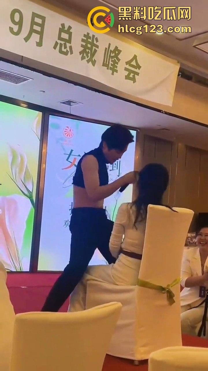 富婆中秋团建骚操作上线！点男模跳个擦边舞，晚上床上再深入交流业绩目标？  第5张