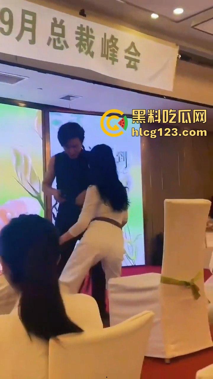 富婆中秋团建骚操作上线！点男模跳个擦边舞，晚上床上再深入交流业绩目标？  第6张