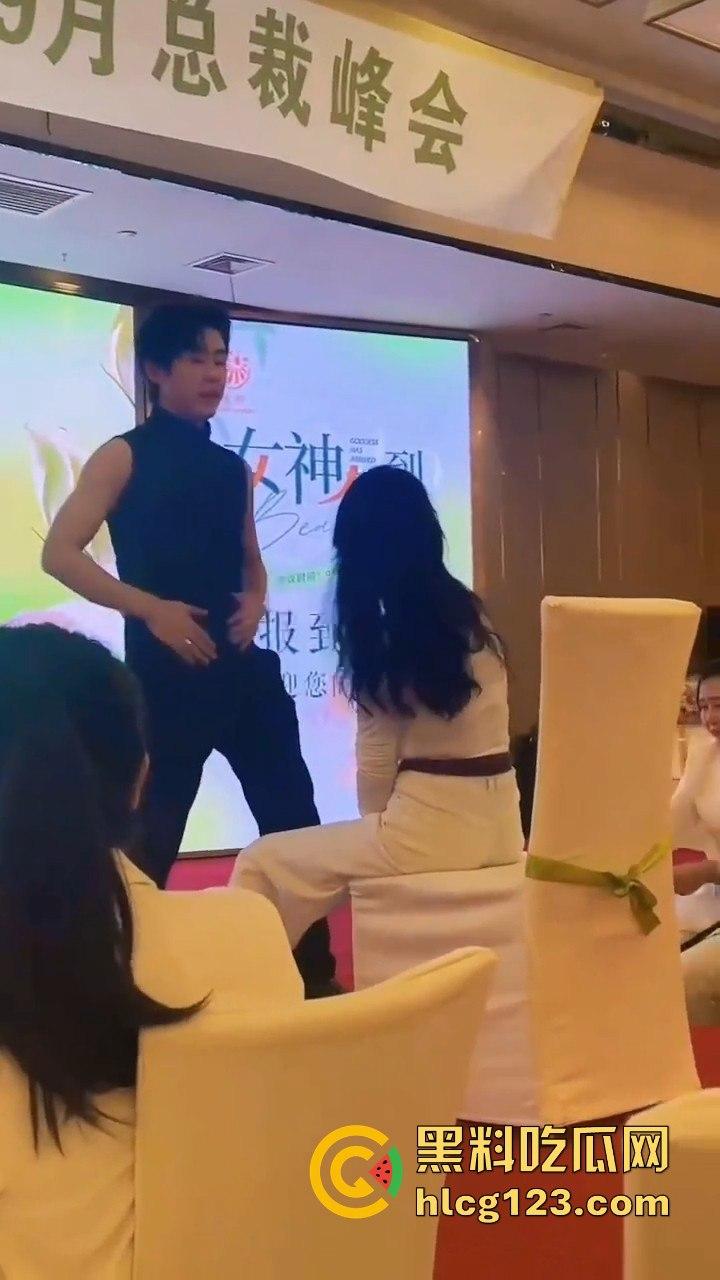 富婆中秋团建骚操作上线！点男模跳个擦边舞，晚上床上再深入交流业绩目标？  第7张
