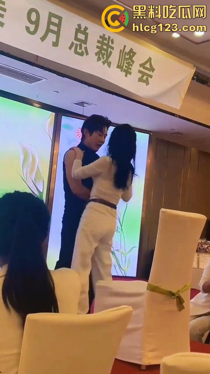 富婆中秋团建骚操作上线！点男模跳个擦边舞，晚上床上再深入交流业绩目标？  第8张