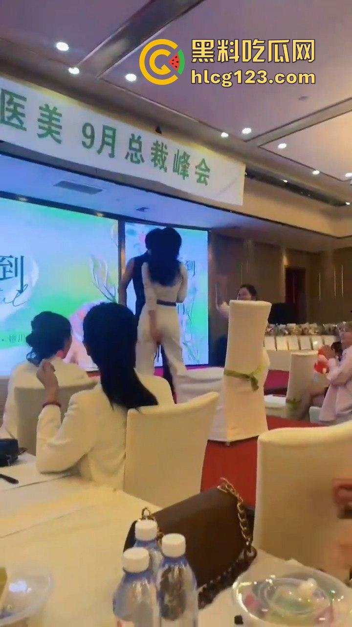 富婆中秋团建骚操作上线！点男模跳个擦边舞，晚上床上再深入交流业绩目标？  第9张