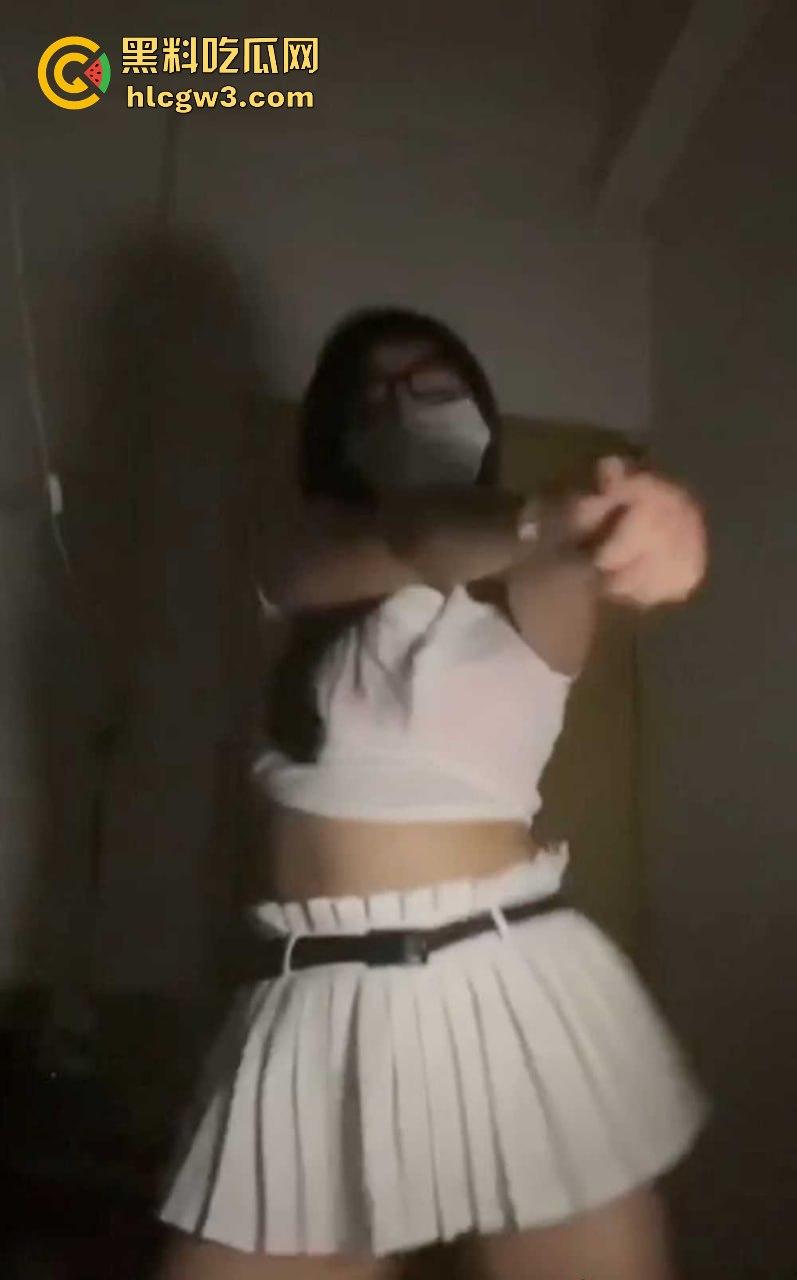 福建漳州职校蜜桃臀反差婊【黄佳怡】 骚气自拍加约炮视频曝光，这骚货反差大到离谱！  第2张