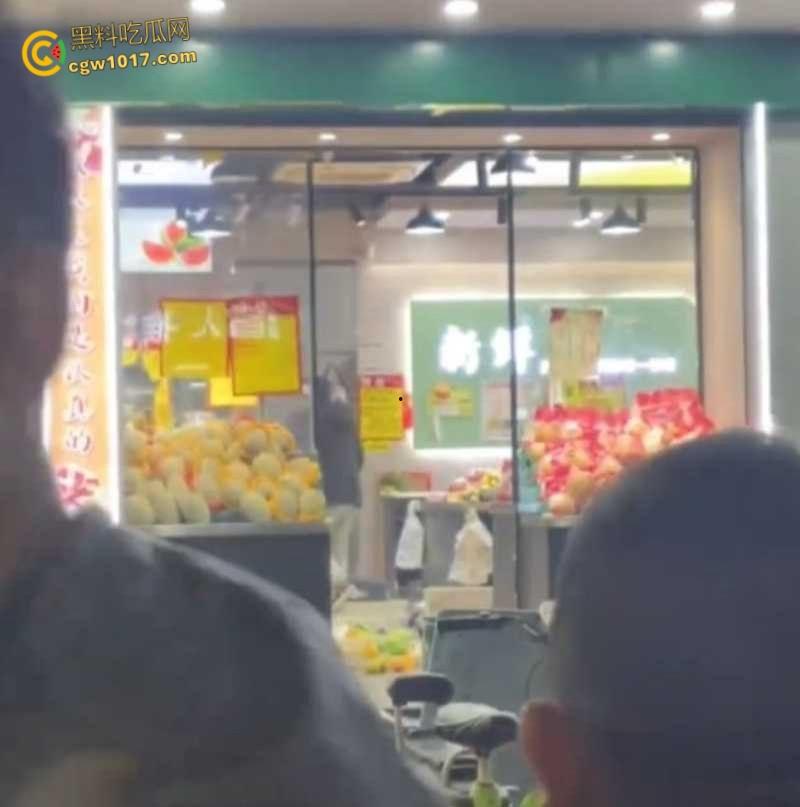 杭州乔司街道水果店，男子因老板拖欠数月工资，生活彻底陷入绝境，压力爆发打砸水果店混乱！  第2张