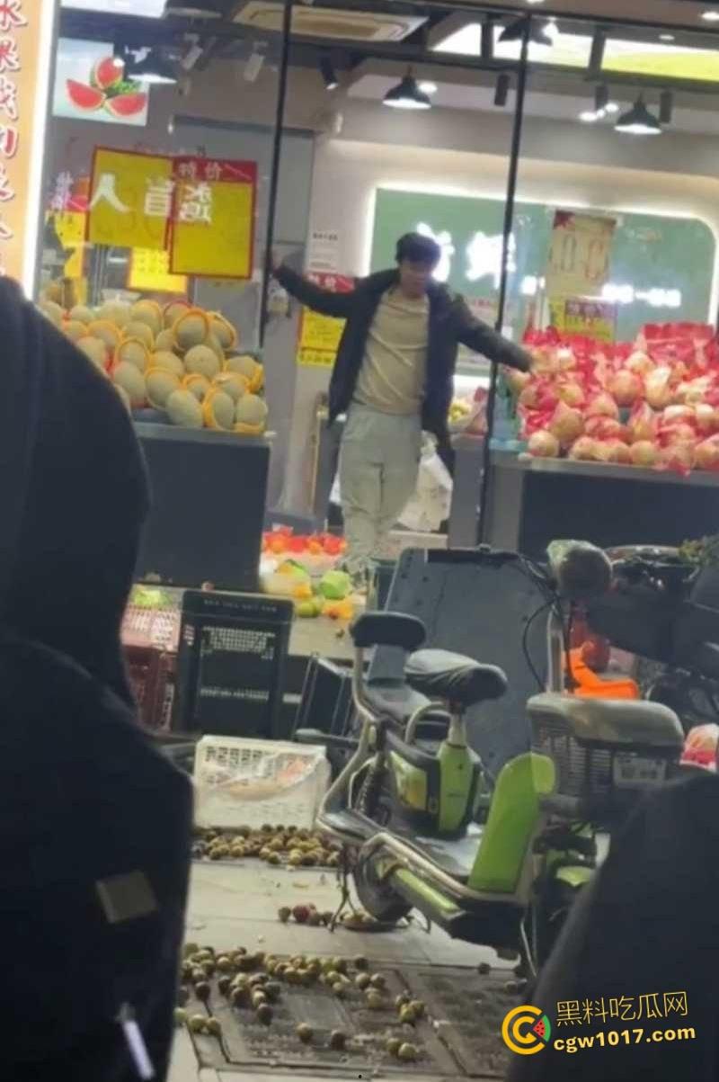 杭州乔司街道水果店，男子因老板拖欠数月工资，生活彻底陷入绝境，压力爆发打砸水果店混乱！  第4张