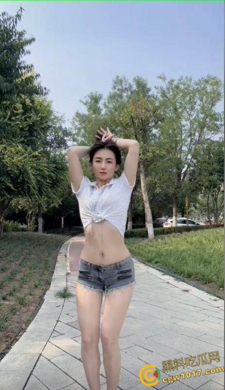 抖音绝美高颜值少妇【笑笑很甜】,骚舞视频流出,身材纤细性感妖娆,黑森林逼毛茂盛得像丛林! 第4张 抖音绝美高颜值少妇【笑笑很甜】,骚舞视频流出,身材纤细性感妖娆,黑森林逼毛茂盛得像丛林! 第4张