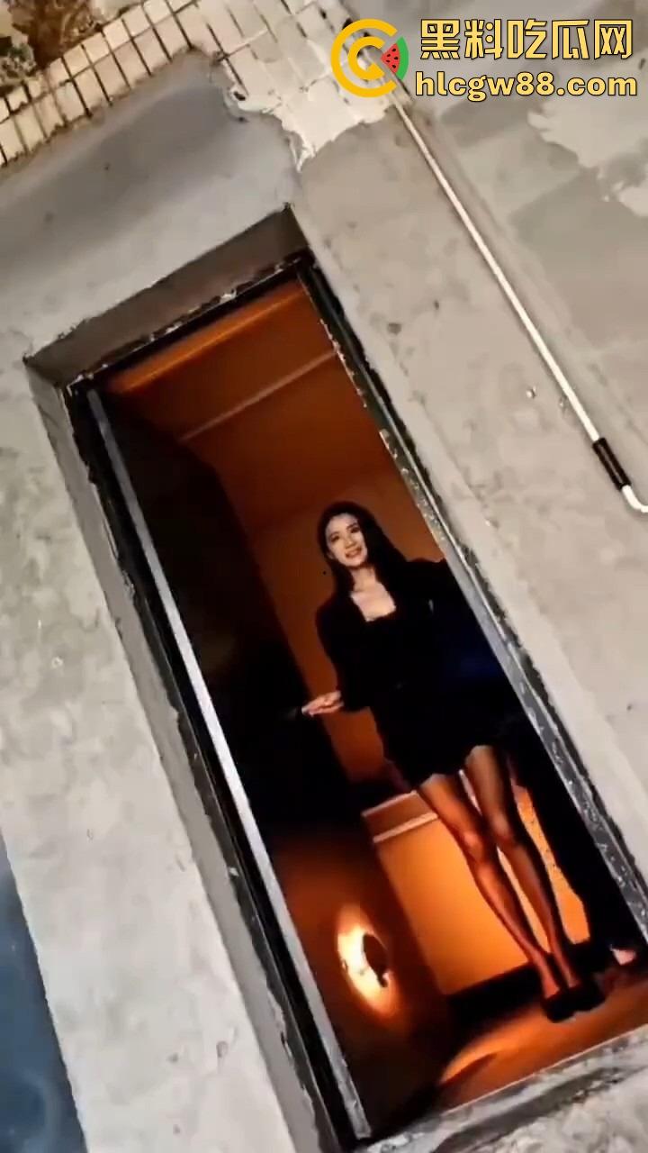 长沙玉兰路快餐花魁，日操百人逼都没合上，众人排队冲刺质量顶到爆，结果帽子叔叔来了一锅端！  第6张