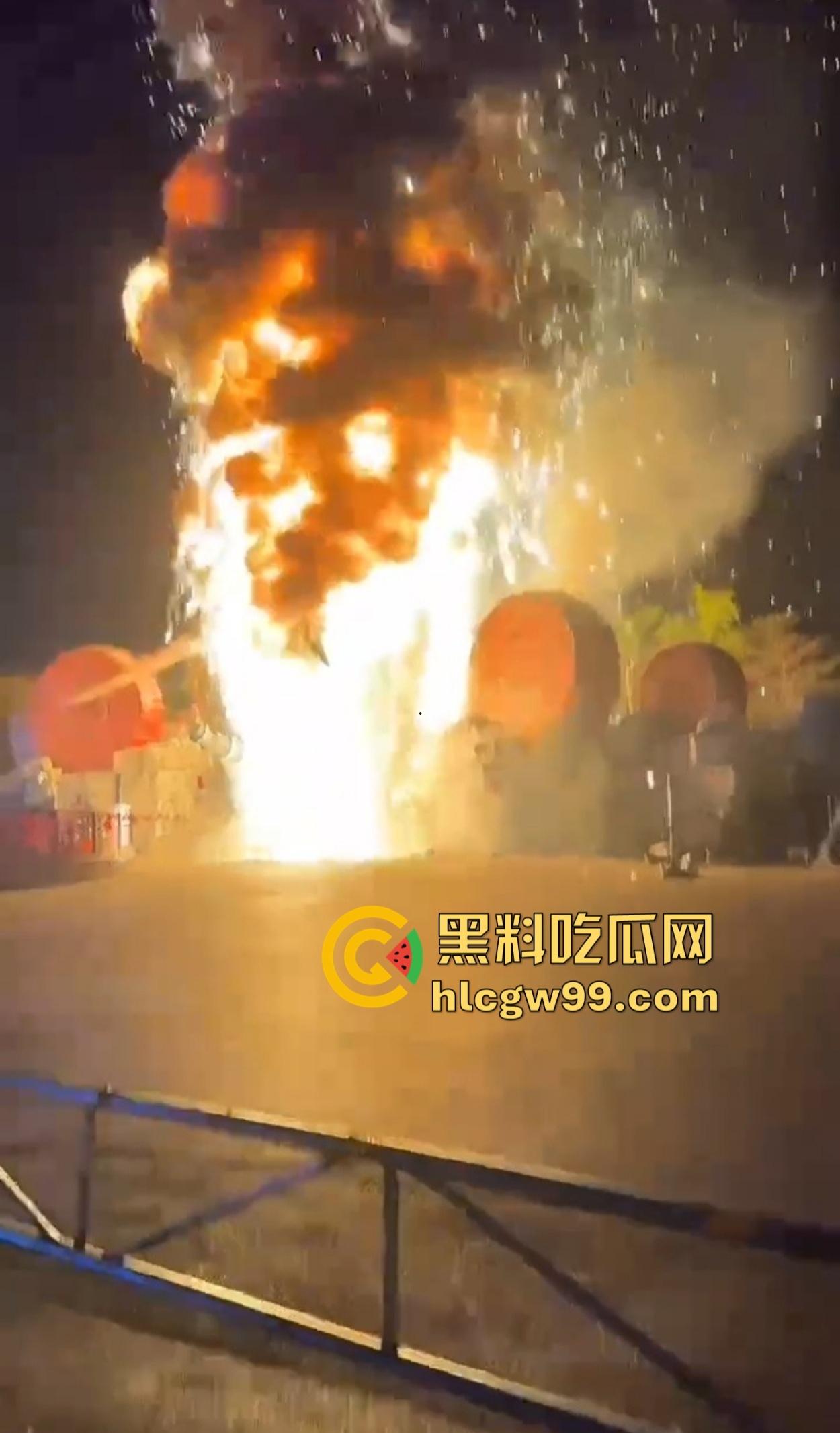 南宁除夕夜打铁花表演现场突发大火 观众还以为是特效 结果真烧起来了！  第1张