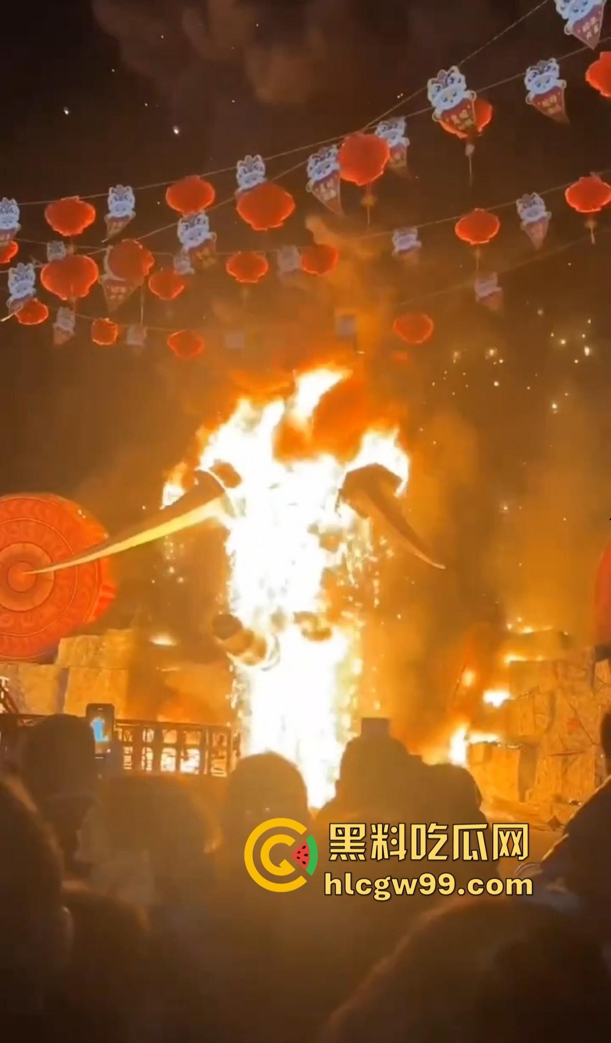 南宁除夕夜打铁花表演现场突发大火 观众还以为是特效 结果真烧起来了！  第2张