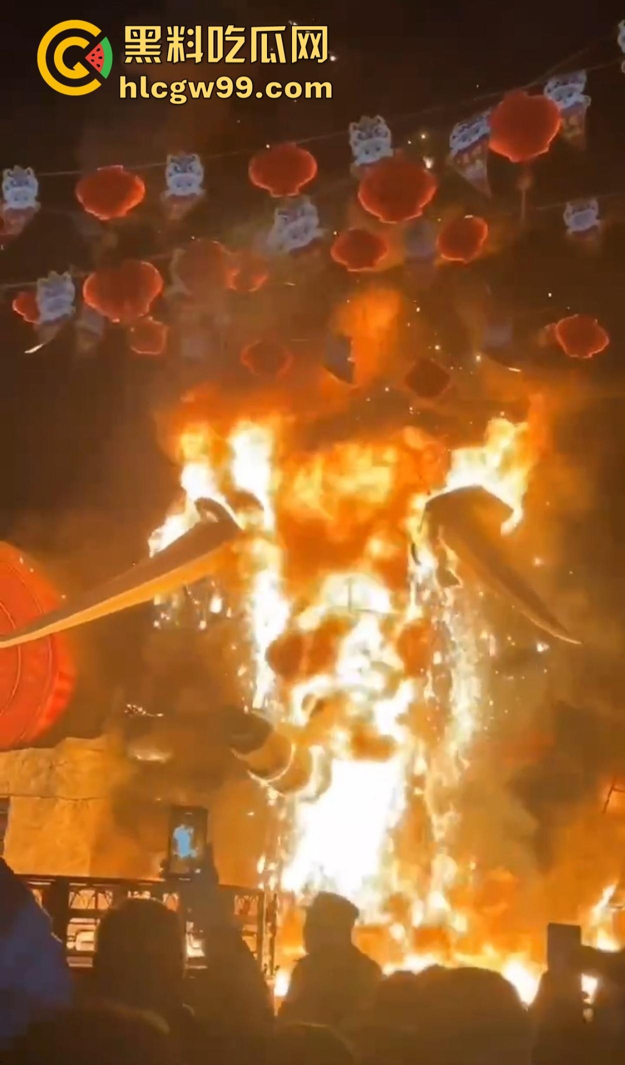 南宁除夕夜打铁花表演现场突发大火 观众还以为是特效 结果真烧起来了！  第3张