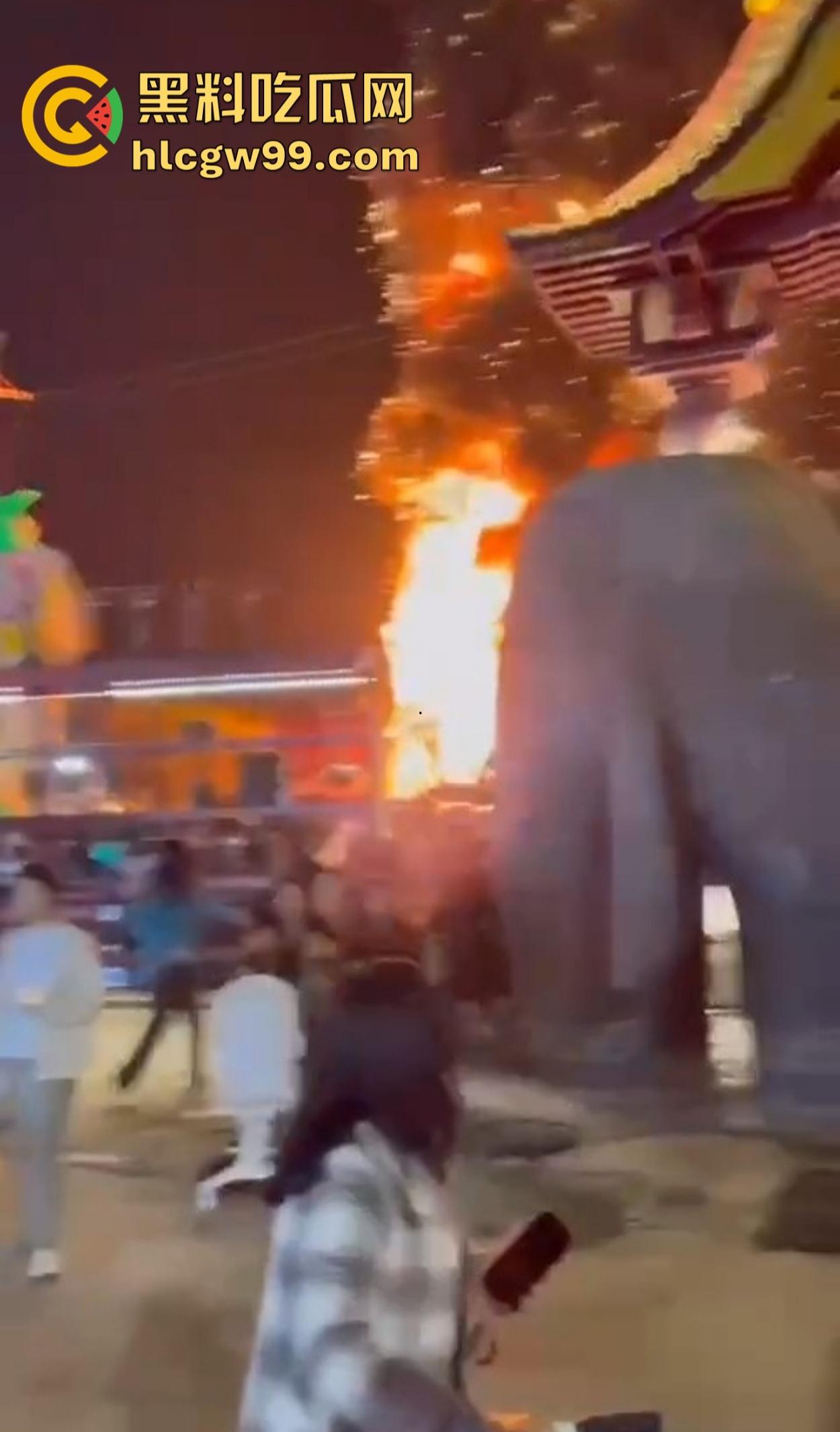 南宁除夕夜打铁花表演现场突发大火 观众还以为是特效 结果真烧起来了！  第4张