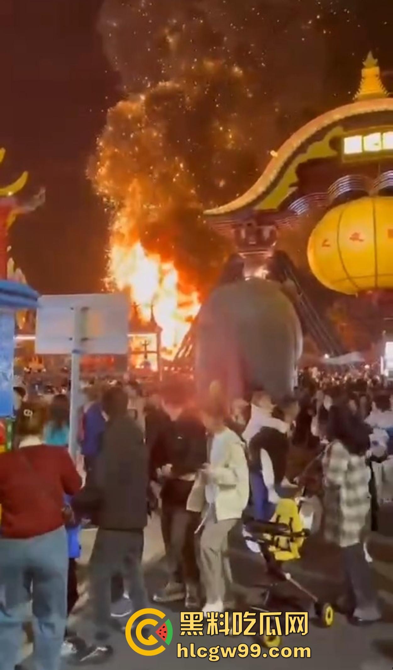 南宁除夕夜打铁花表演现场突发大火 观众还以为是特效 结果真烧起来了！  第5张