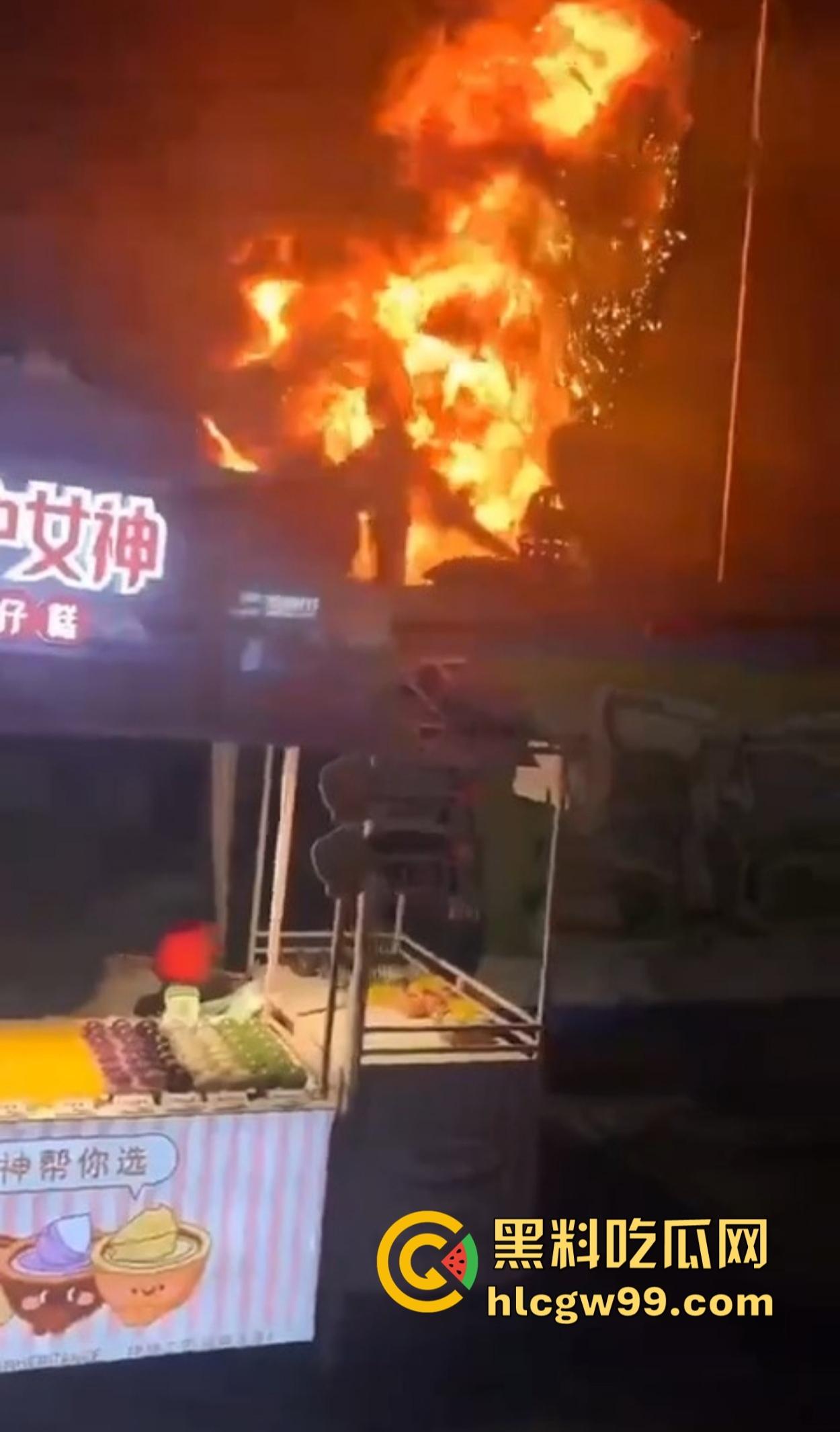 南宁除夕夜打铁花表演现场突发大火 观众还以为是特效 结果真烧起来了！  第6张