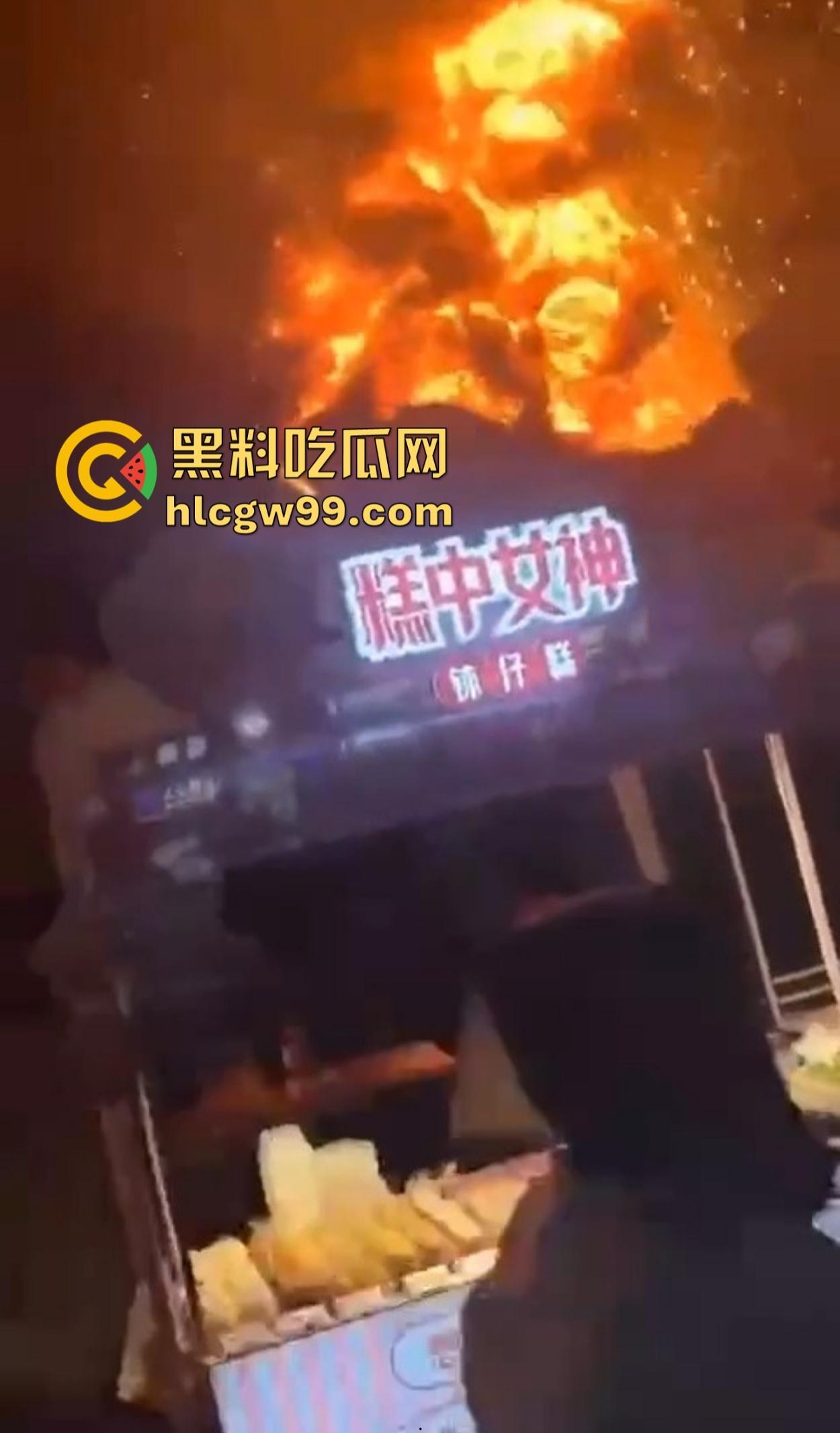 南宁除夕夜打铁花表演现场突发大火 观众还以为是特效 结果真烧起来了！  第7张