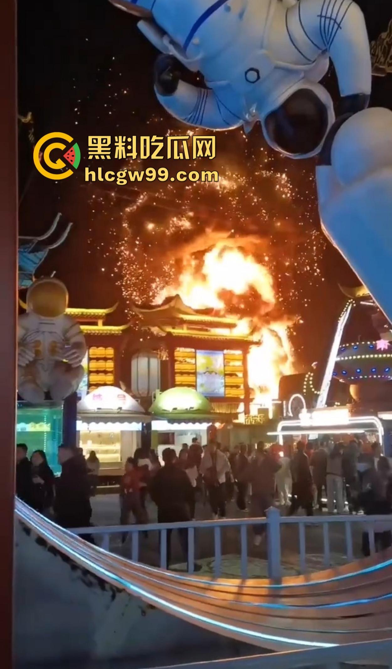 南宁除夕夜打铁花表演现场突发大火 观众还以为是特效 结果真烧起来了！  第9张