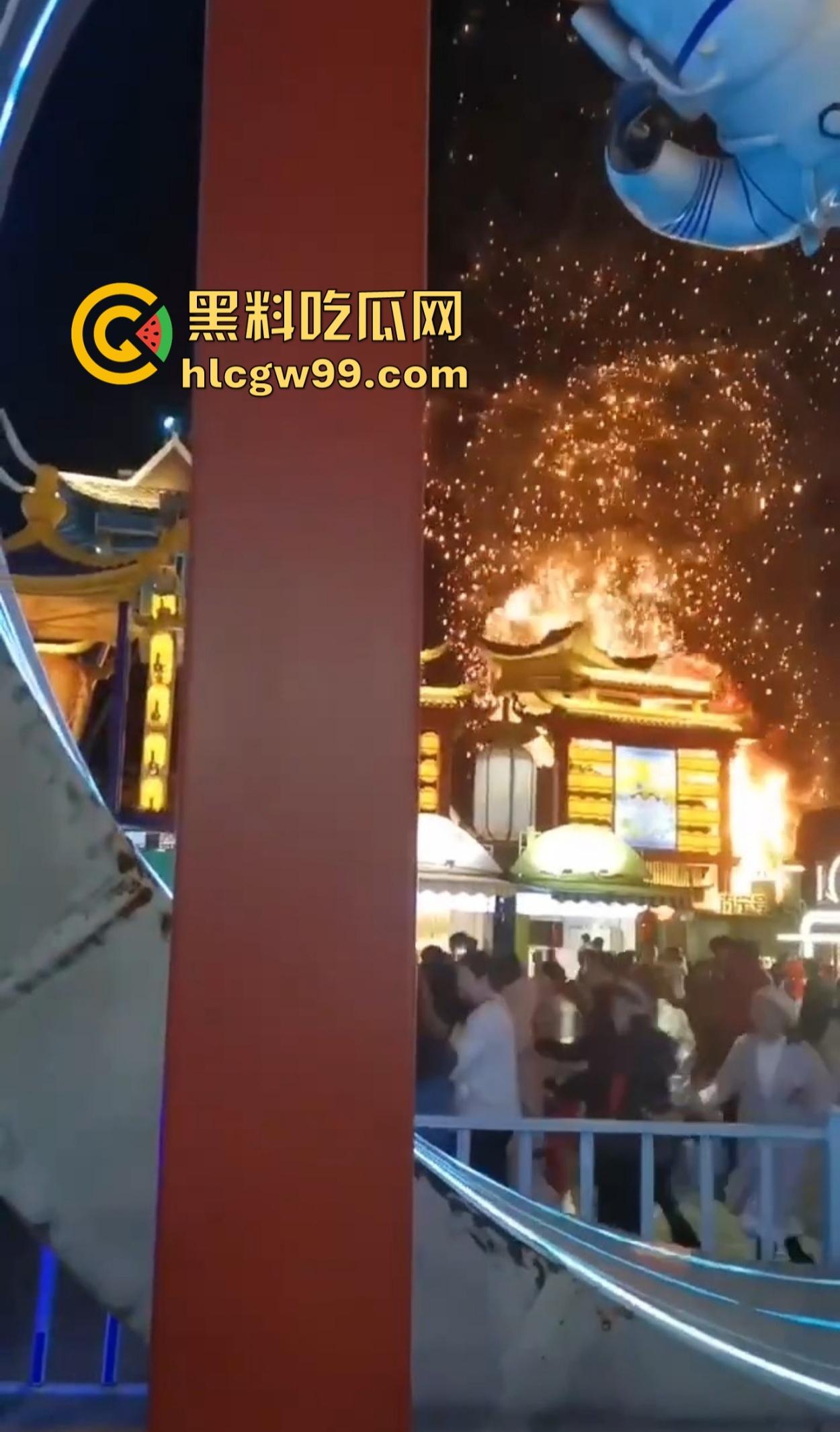 南宁除夕夜打铁花表演现场突发大火 观众还以为是特效 结果真烧起来了！  第10张