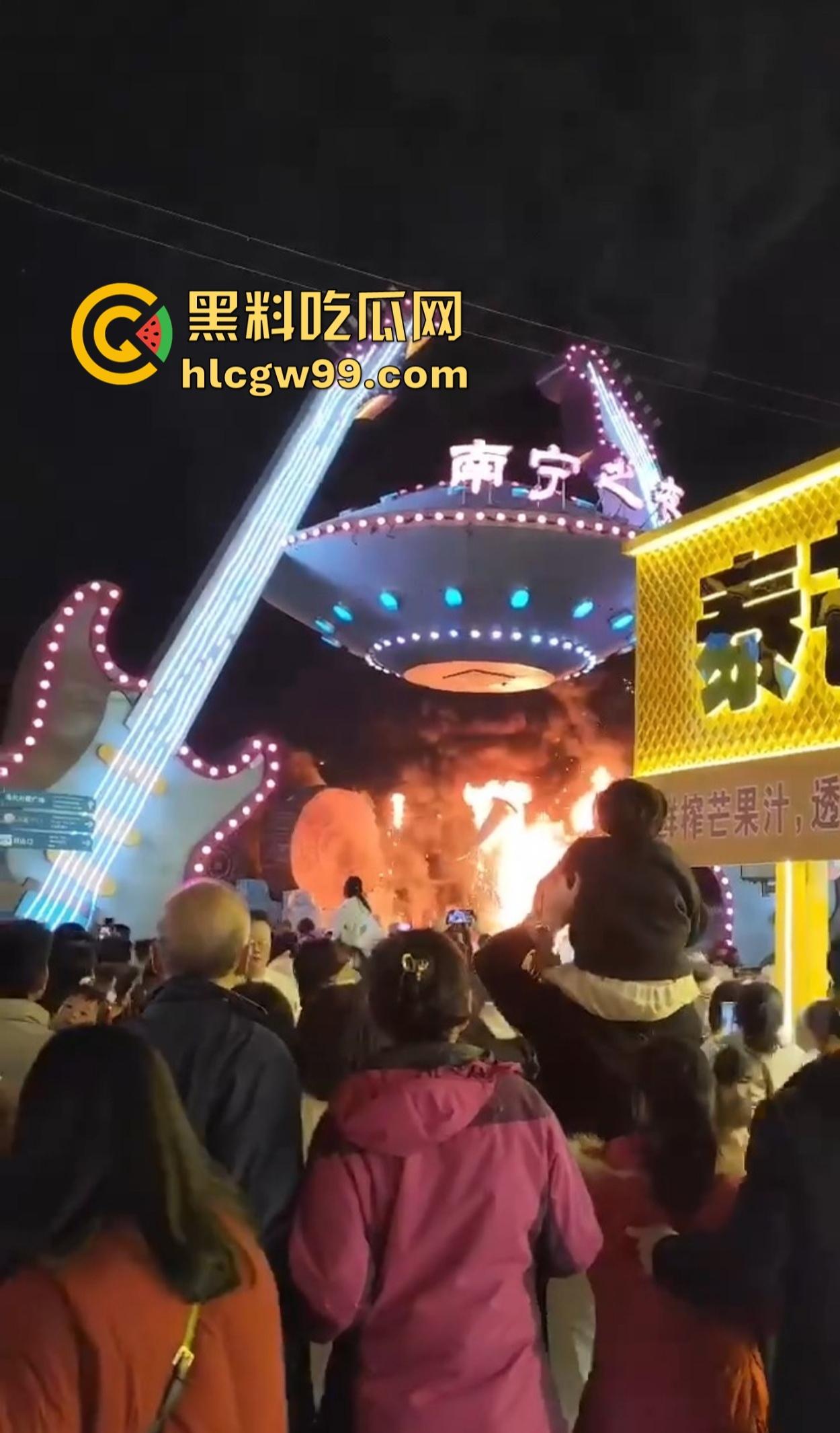 南宁除夕夜打铁花表演现场突发大火 观众还以为是特效 结果真烧起来了！  第12张