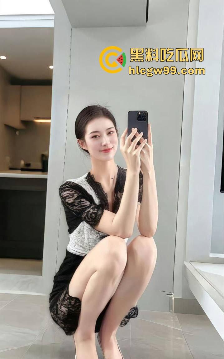 上海超高颜值极品御姐【钱雪】被金主爸爸拿下，在床上骚的不像样，口交吃鸡，乳夹M腿被压在身下无套爆操！  第1张