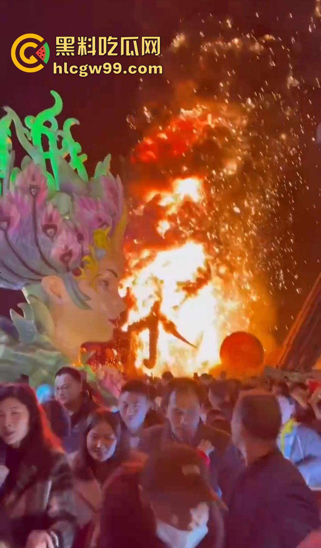 南宁除夕夜打铁花表演现场突发大火 观众还以为是特效 结果真烧起来了！  第13张