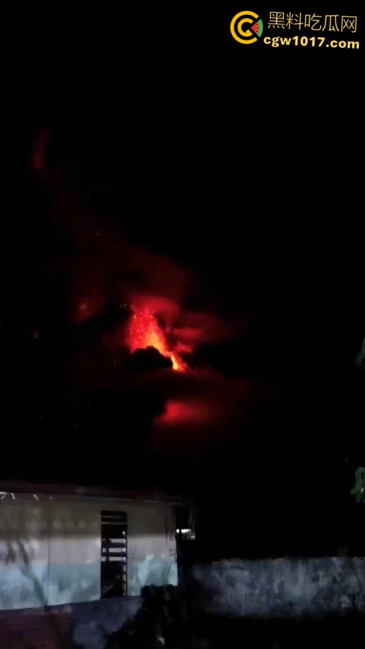 印度北苏拉威西省拉翁火山爆发，天空乌云密布电闪雷鸣，岩浆喷涌浓烟滚滚，警戒级别升至最高 !  第4张