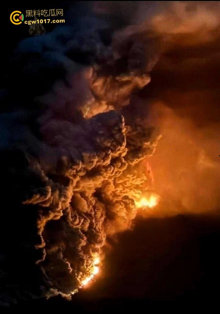 印度北苏拉威西省拉翁火山爆发，天空乌云密布电闪雷鸣，岩浆喷涌浓烟滚滚，警戒级别升至最高 !  第5张