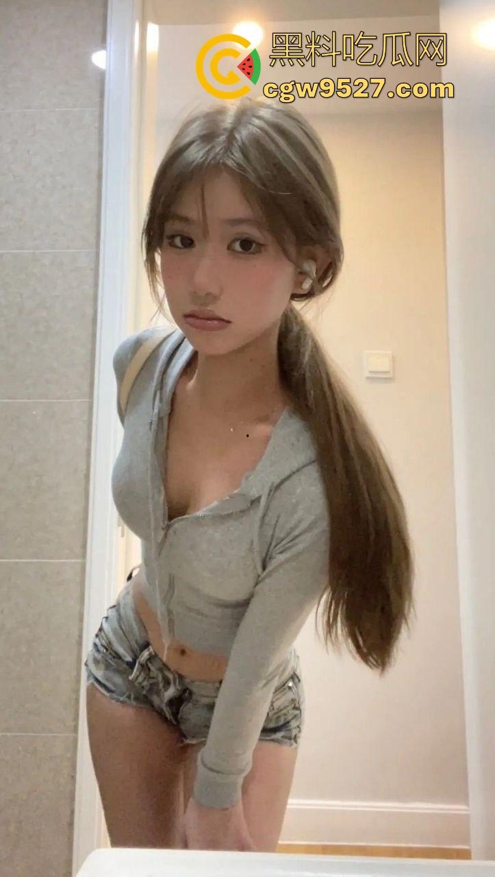 瓜友投稿！自己的胯下coser女母狗，身穿原神cos服露脸口交，翘臀高抬接受激烈后入，分享出来就纯炫耀！  第1张