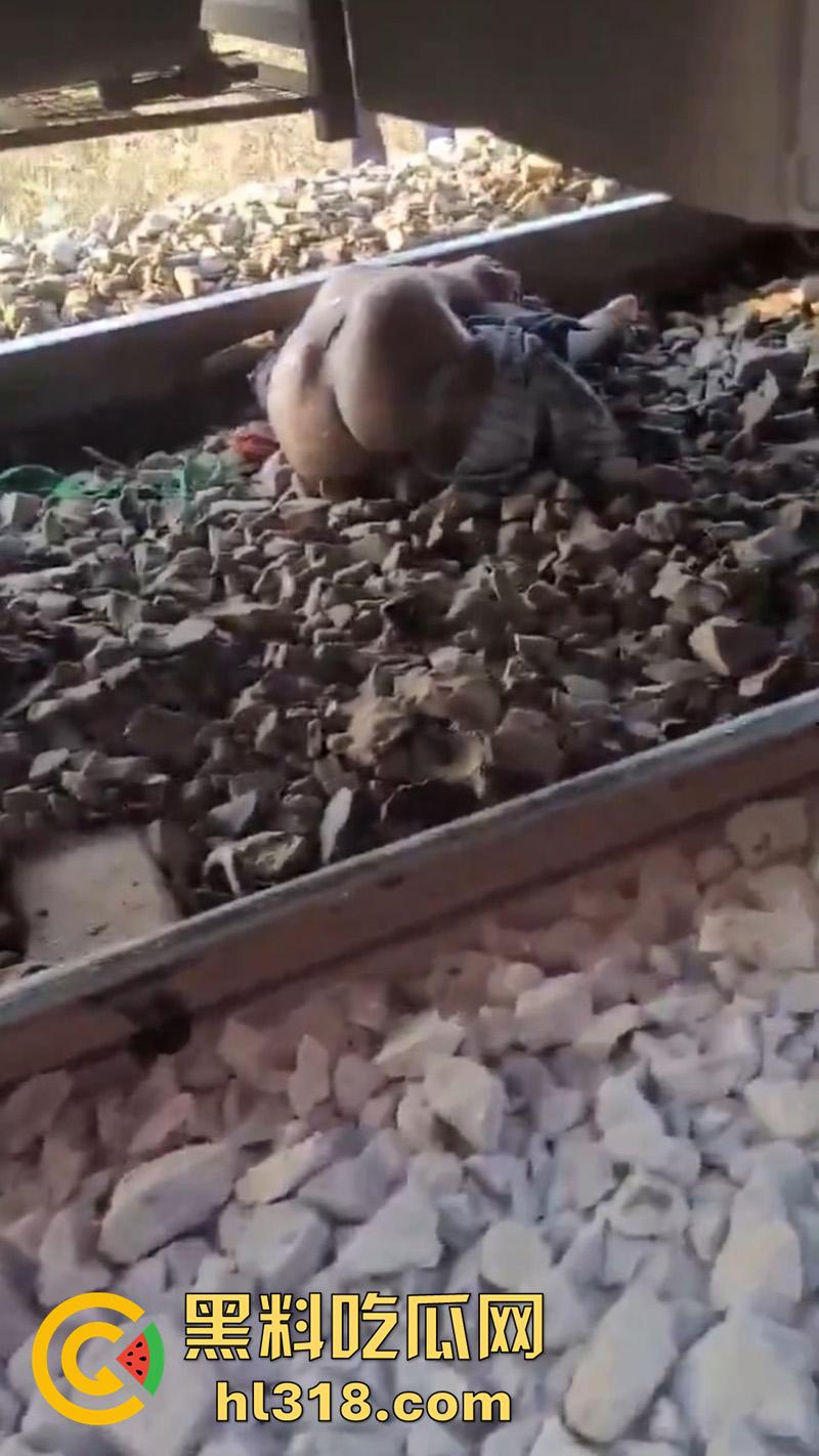 印度谣言造成大祸，大聪明编造车厢着火谣言，导致气氛混乱多人跳车逃生，被疾驰而来的火车撞死！  第2张