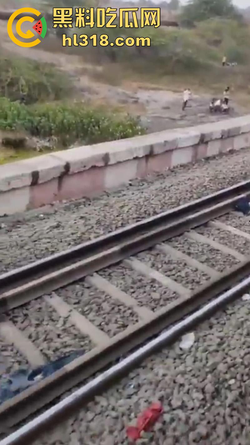 印度谣言造成大祸，大聪明编造车厢着火谣言，导致气氛混乱多人跳车逃生，被疾驰而来的火车撞死！  第3张