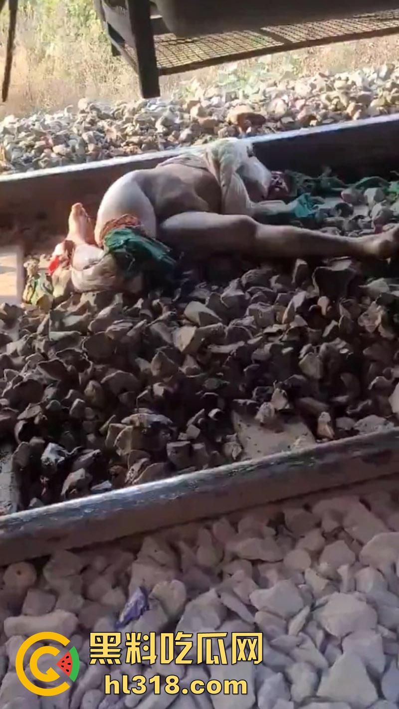 印度谣言造成大祸，大聪明编造车厢着火谣言，导致气氛混乱多人跳车逃生，被疾驰而来的火车撞死！  第4张