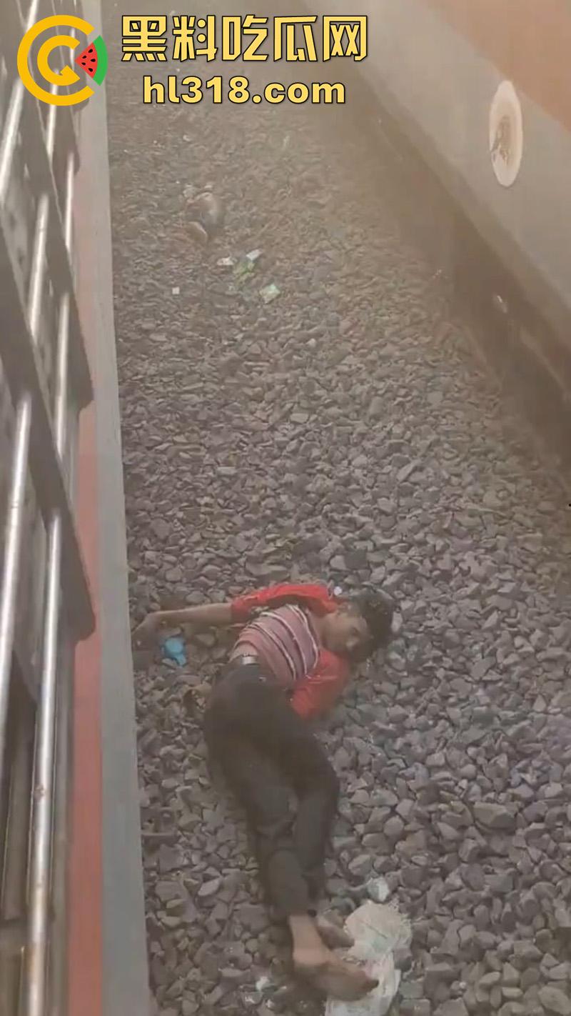 印度谣言造成大祸，大聪明编造车厢着火谣言，导致气氛混乱多人跳车逃生，被疾驰而来的火车撞死！  第5张