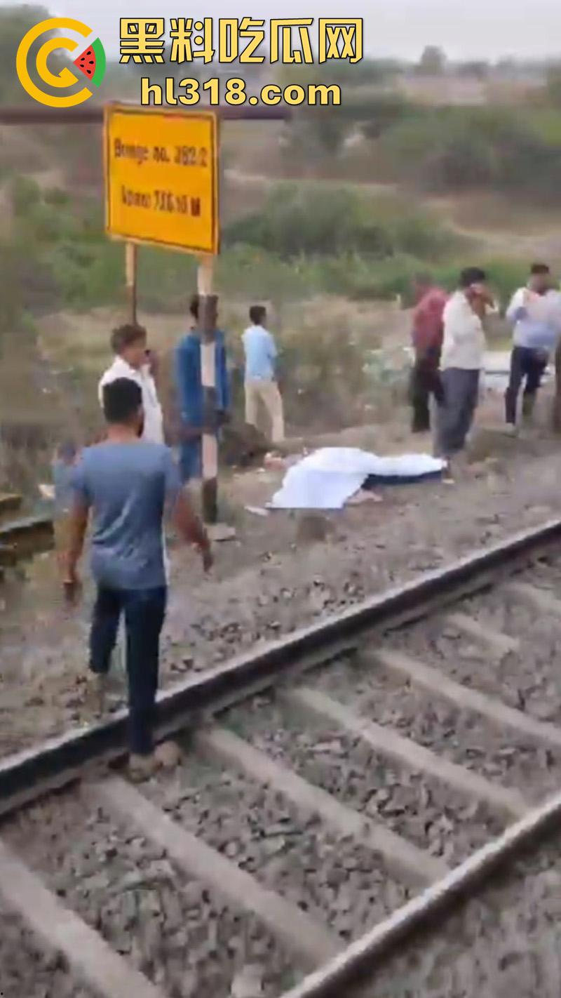 印度谣言造成大祸，大聪明编造车厢着火谣言，导致气氛混乱多人跳车逃生，被疾驰而来的火车撞死！  第8张