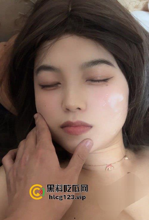 清纯外表下的反差婊！【陈可欣】黑丝足交视频流出，甜美大学生变身激情女神！  第4张