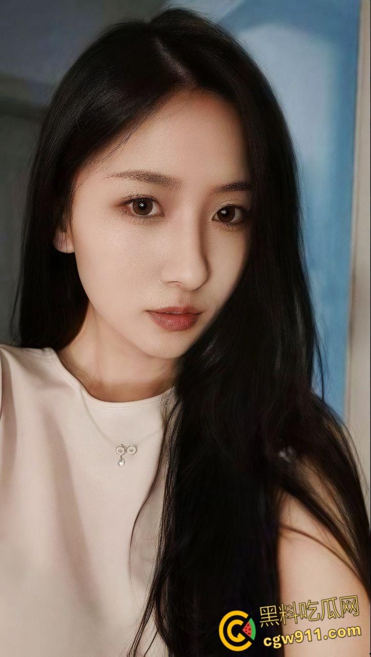 浙江大学校花【何雅茜】，被金主包养酒店调教，镜子前扯着头发被后入爆操，骑脸颜射一脸 ！  第1张