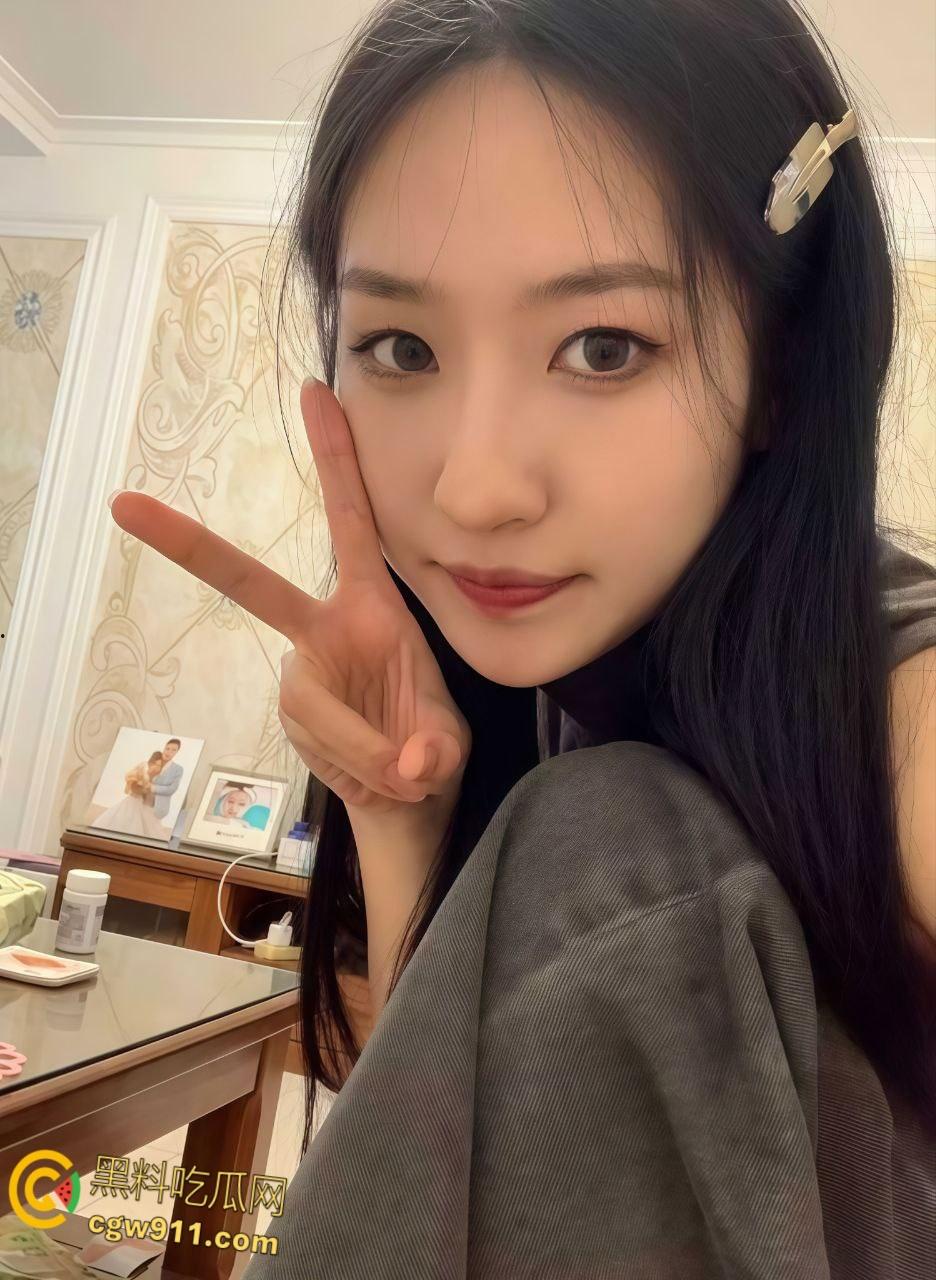 浙江大学校花【何雅茜】，被金主包养酒店调教，镜子前扯着头发被后入爆操，骑脸颜射一脸 ！  第2张