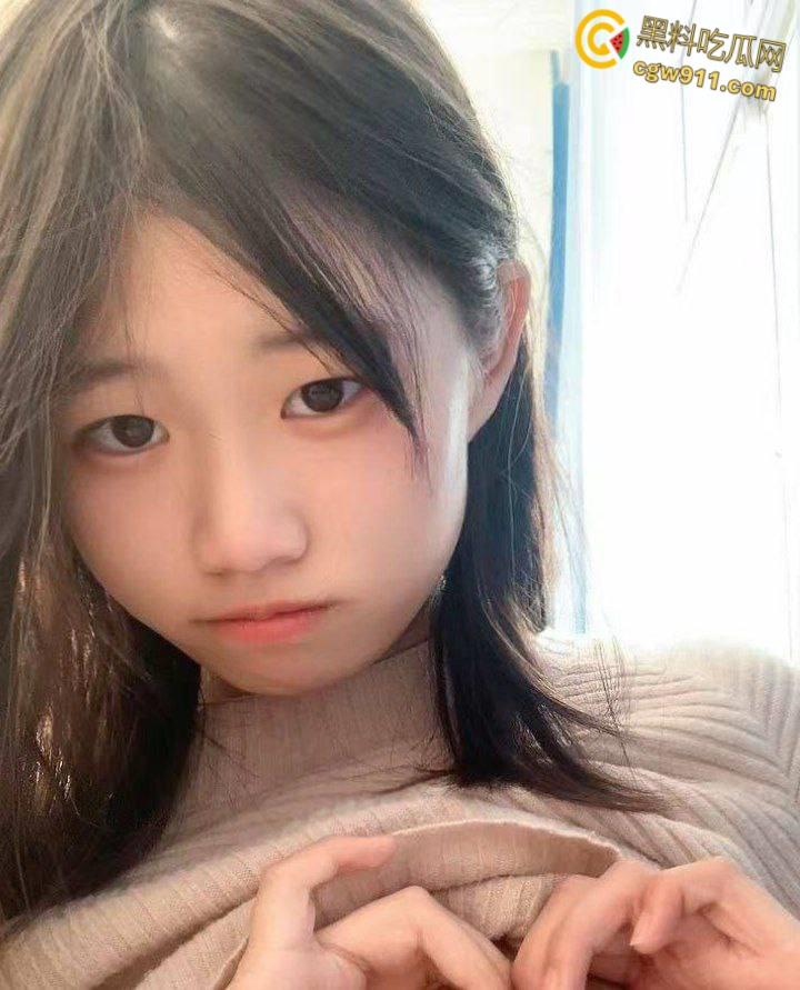 浙江大学校花【何雅茜】，被金主包养酒店调教，镜子前扯着头发被后入爆操，骑脸颜射一脸 ！  第3张