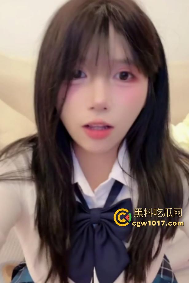 美女【落月】穿校服一对一道具自慰！谁知是隔壁大爷买断视频在看，听到说喜欢美国人鸡巴，大爷都自卑了！  第1张