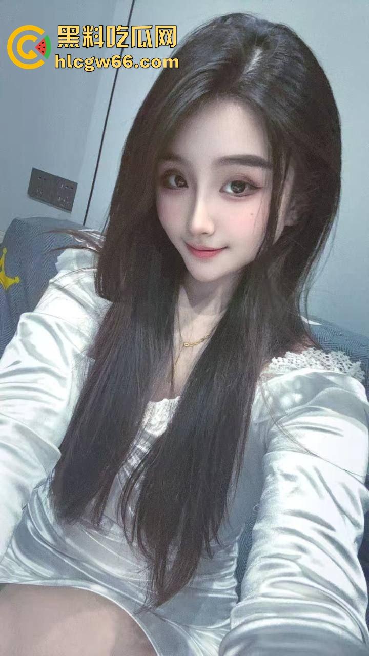 快手直播花样真多 为了博取流量用绳子摩擦骚逼 也不知道里面有没有穿内裤 真是逆天!  第2张