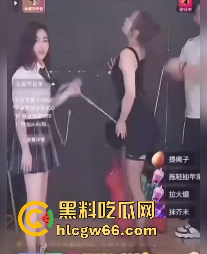 快手直播花样真多 为了博取流量用绳子摩擦骚逼 也不知道里面有没有穿内裤 真是逆天!  第5张