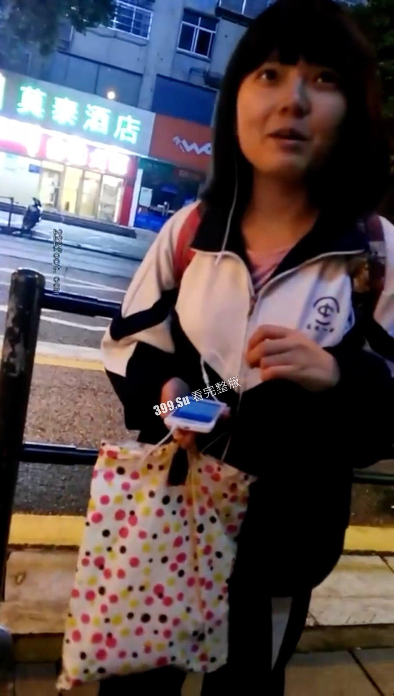 变态 往往拥有一颗大心脏  路上遇到中学生 诱骗对方脱鞋舔她脚（二） 第1张