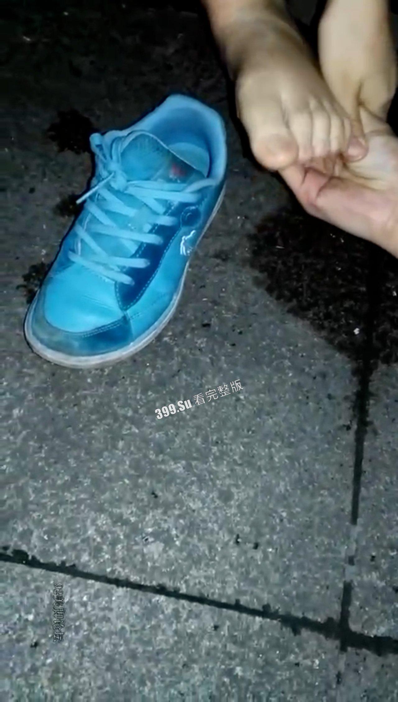 变态 往往拥有一颗大心脏  路上遇到中学生 诱骗对方脱鞋舔她脚（二） 第2张