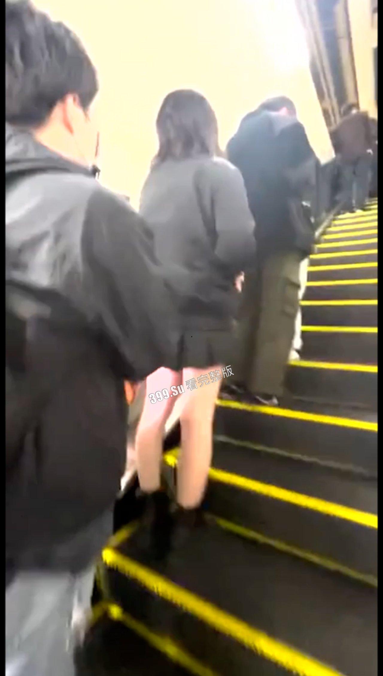 变态 往往拥有一颗大心脏  路上遇到中学生 诱骗对方脱鞋舔她脚（二） 第6张