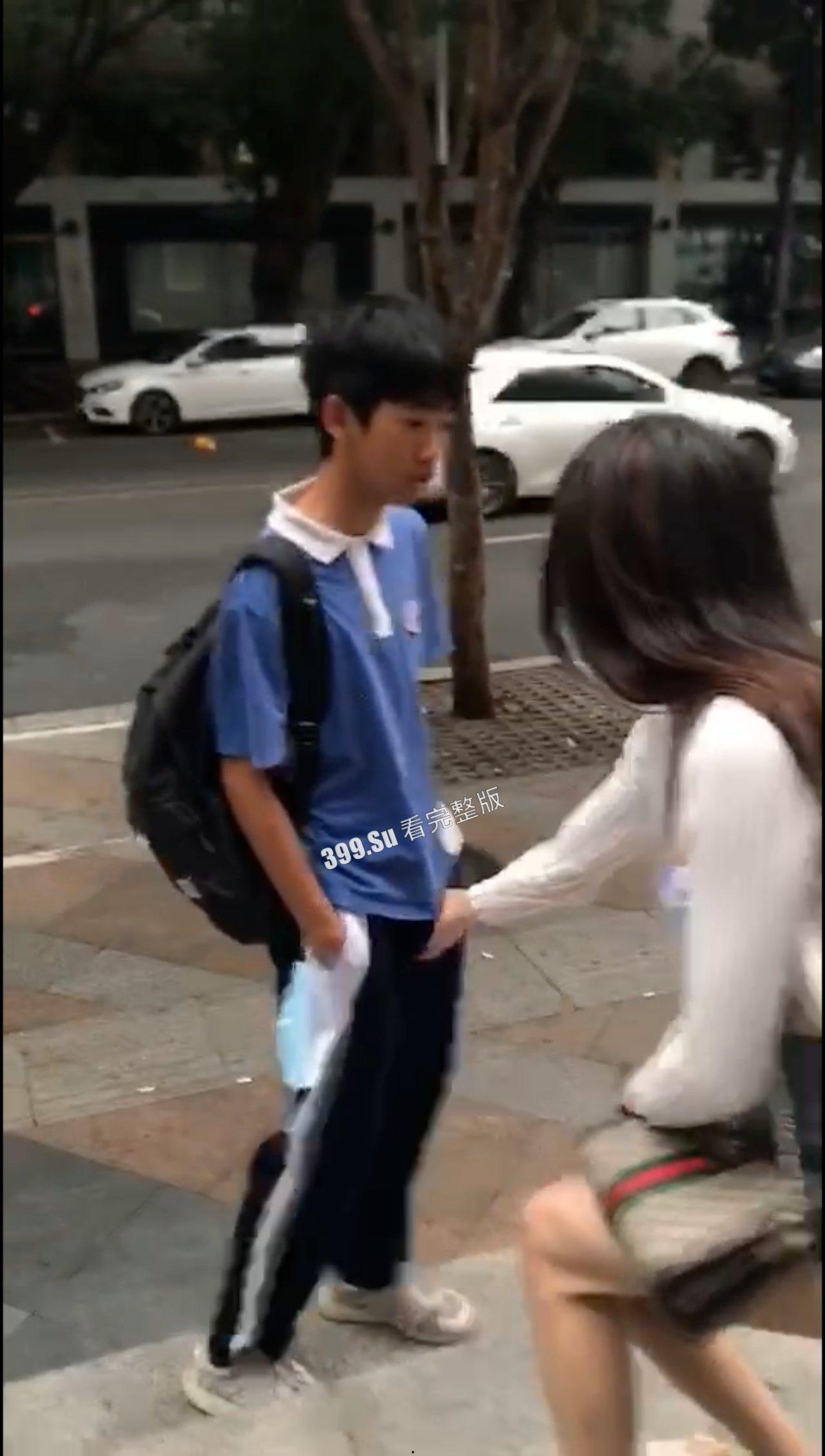 变态 往往拥有一颗大心脏  路上遇到中学生 诱骗对方脱鞋舔她脚（二） 第8张