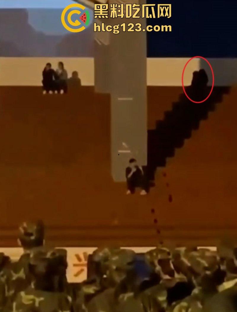 【云南民族大学】军训现场 主席台上演“活春宫” 激情野战被全校直播  第4张