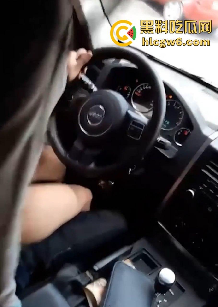 广西南宁闹市街头上演车震狂欢 屁股暴露还敢女上位 骑得像浪头拍岸 爷们一边开车一边猛操 高手在民间！  第9张