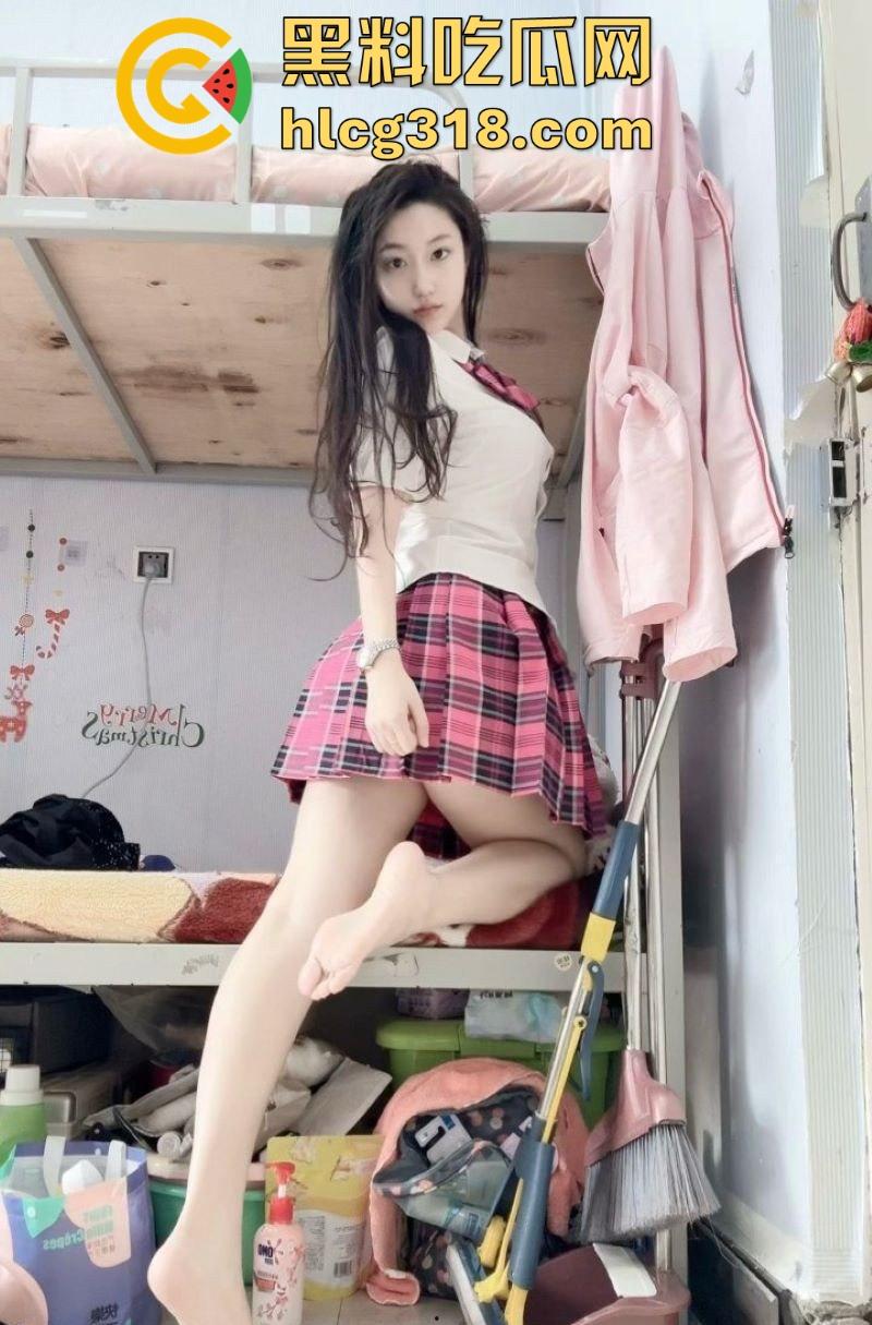 高颜值福利姬【小佳甜心】裸足擦边福利，纤美玉足撩人，散发淫荡气息，每一帧都勾人无比。  第2张