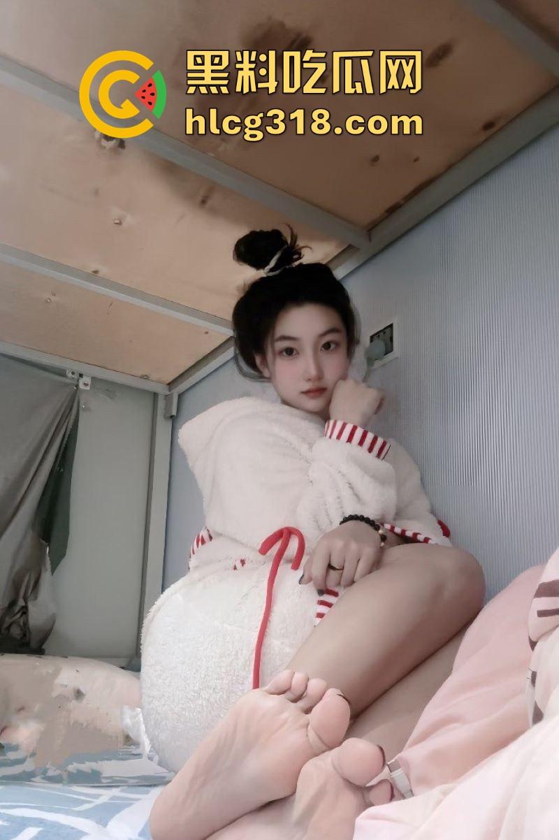 高颜值福利姬【小佳甜心】裸足擦边福利，纤美玉足撩人，散发淫荡气息，每一帧都勾人无比。  第3张