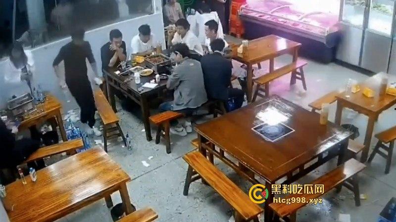 看什么看！男子吃饭时偷瞄了一眼隔壁桌的丝袜妹被群殴 场面看着真吓人！  第1张