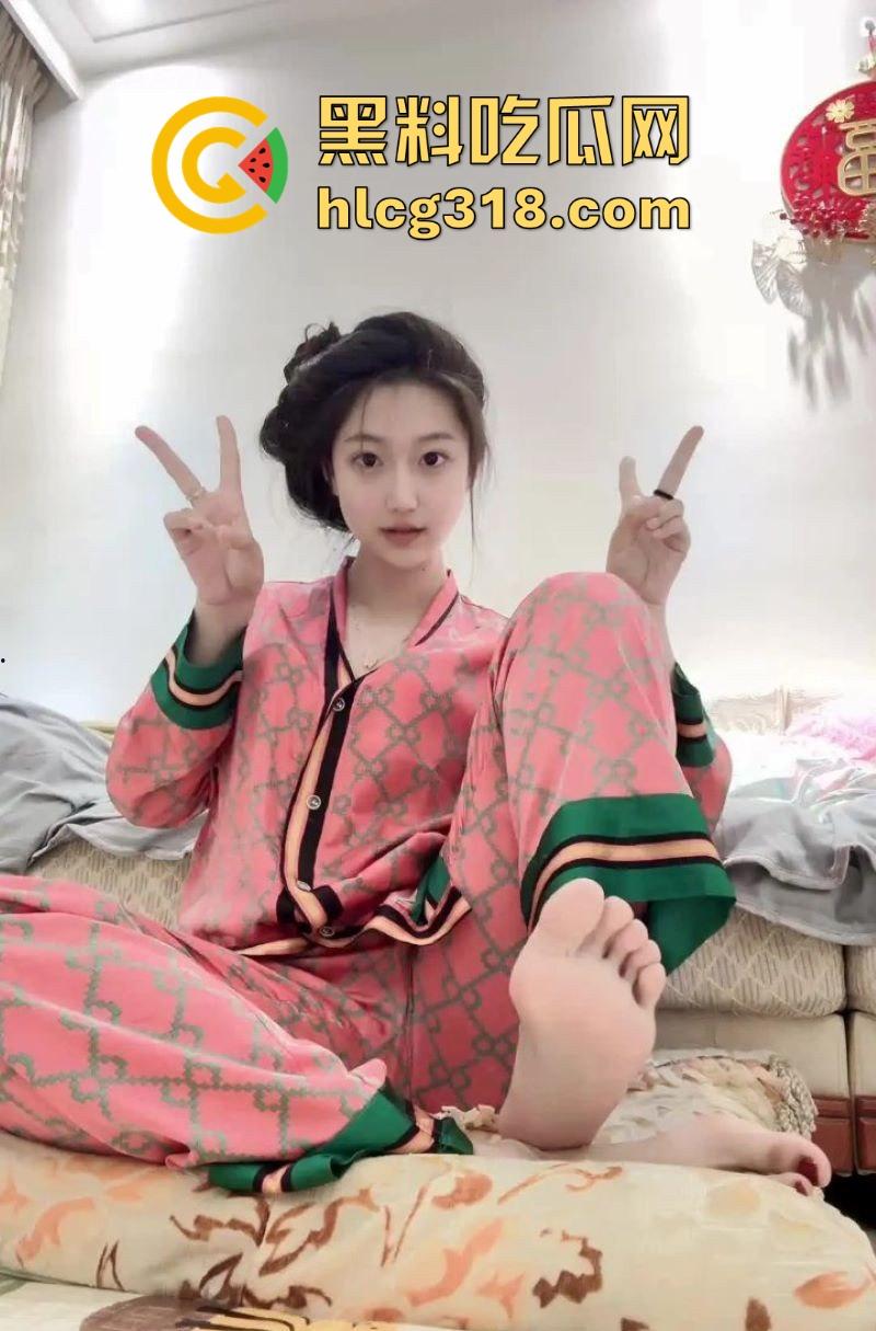 高颜值福利姬【小佳甜心】裸足擦边福利，纤美玉足撩人，散发淫荡气息，每一帧都勾人无比。  第5张